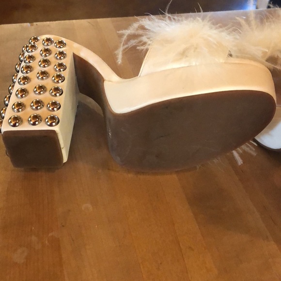 White platform heel - Picture 3 of 3